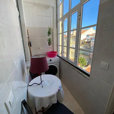 Spacious Near Historic Centre 60 Sqm With Wi Fi * Lissabon